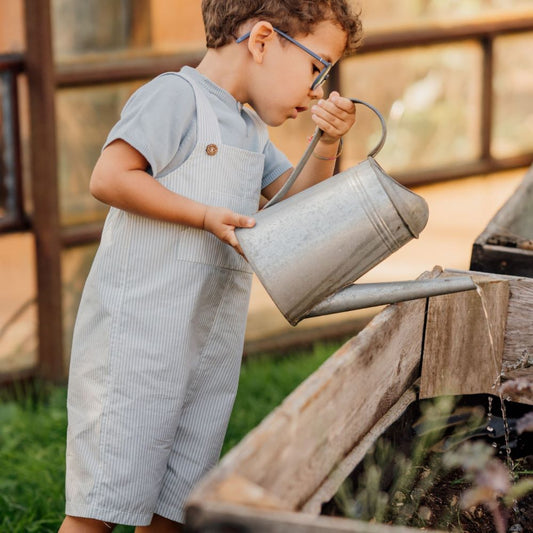 Jardineiras curtas estampadas com riscas suaves azuis e brancas | LITTLE LOVE - Wedoble