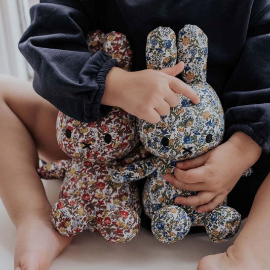 Miffy de Pano Red Ditsy Flower 23cm - Bon Ton Toys