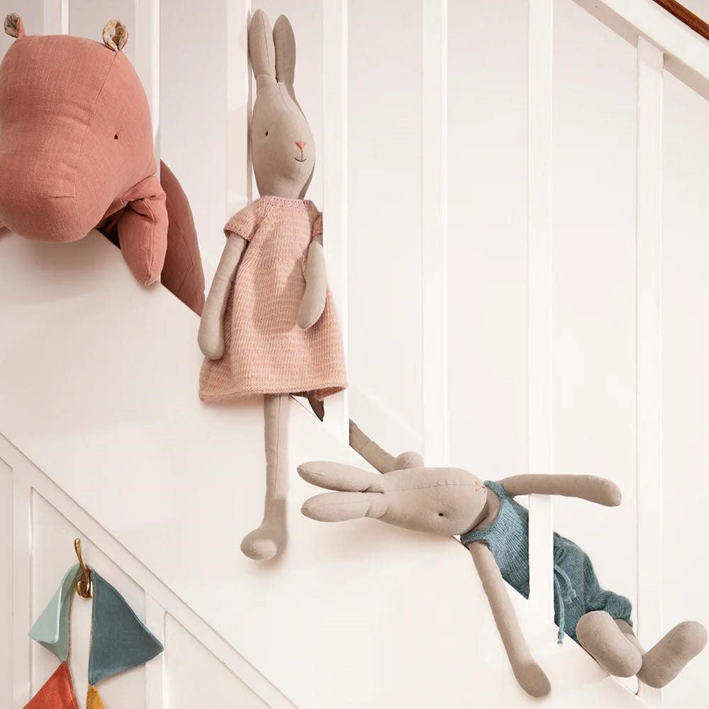 Lapin en tissu avec salopette taille 4 - Maileg