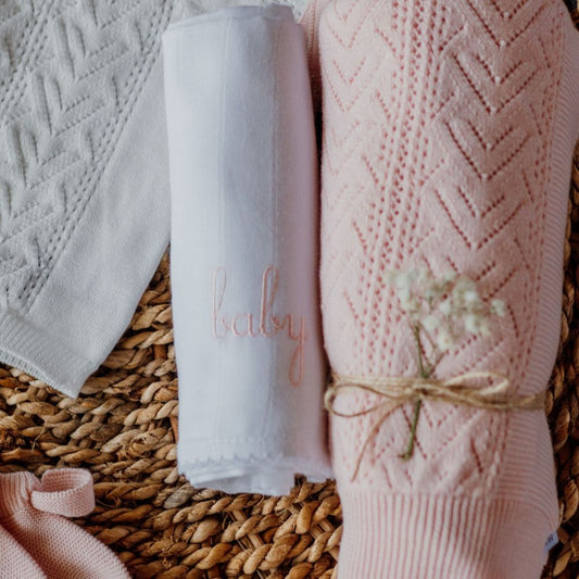 Fralda de pano bordada com a palavra "baby" | BOUNDLESS LOVE - Wedoble