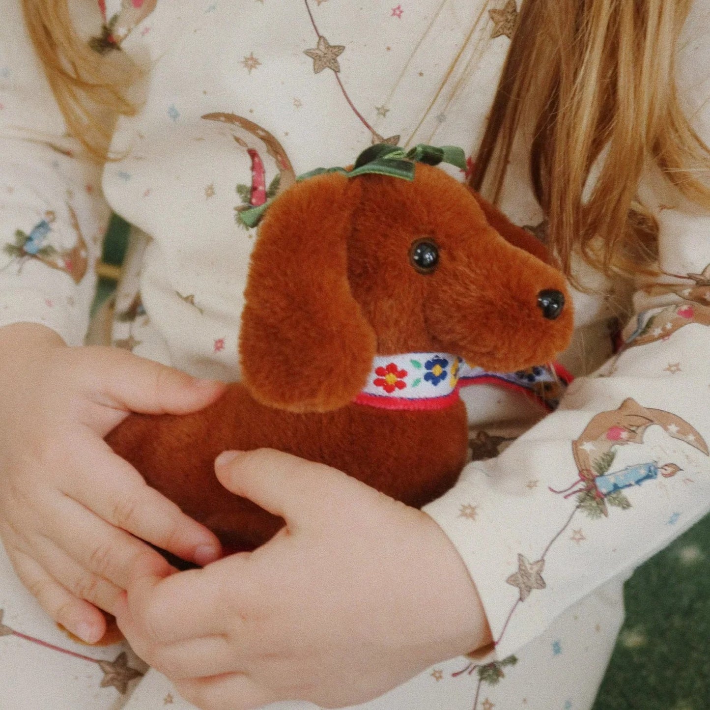 Peluche Cão Salsicha em caixa presente - Konges Slojd