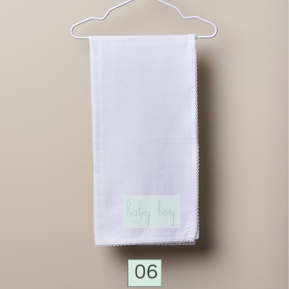 Fralda de pano bordada com as palavras "baby boy" | BOUNDLESS LOVE - Wedoble