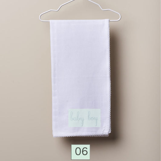 Fralda de pano bordada com as palavras "baby boy" | BOUNDLESS LOVE - Wedoble