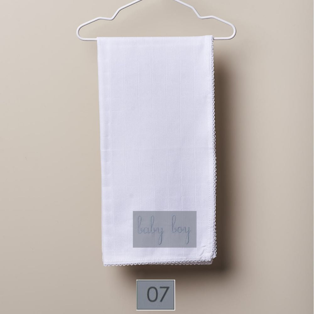 Fralda de pano bordada com as palavras "baby boy" | BOUNDLESS LOVE - Wedoble