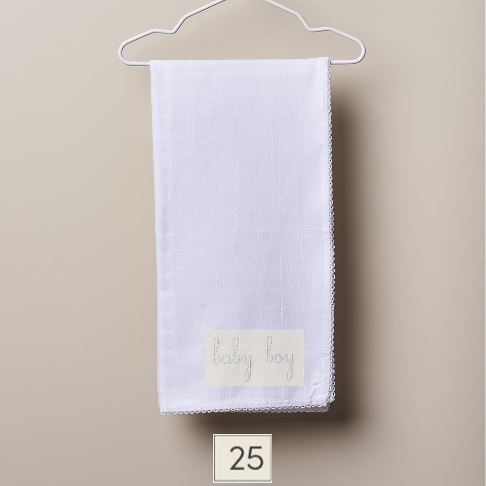 Fralda de pano bordada com as palavras "baby boy" | BOUNDLESS LOVE - Wedoble