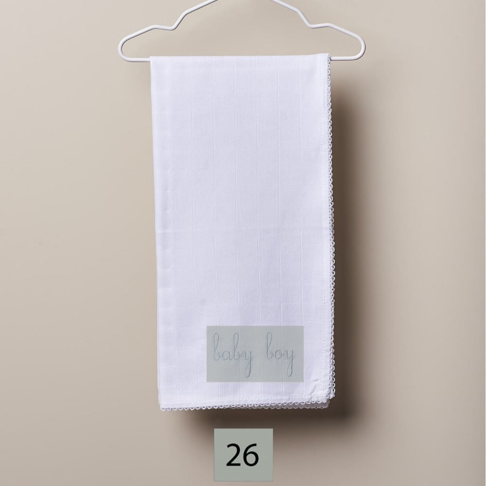 Fralda de pano bordada com as palavras "baby boy" | BOUNDLESS LOVE - Wedoble