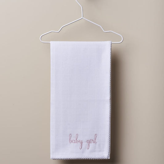Fralda de pano bordada com as palavras "baby girl" | BOUNDLESS LOVE - Wedoble