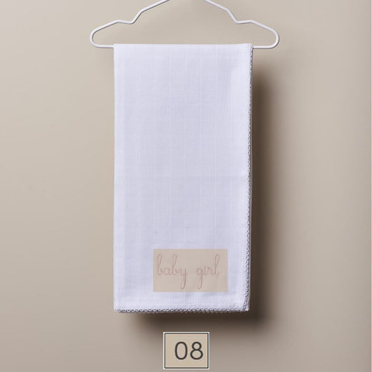 Fralda de pano bordada com as palavras "baby girl" | BOUNDLESS LOVE - Wedoble