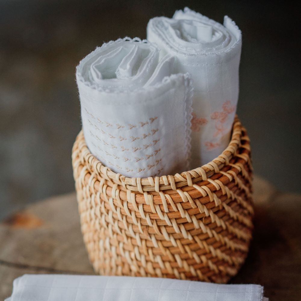 Fralda de pano bordada com flor | BOUNDLESS LOVE - Wedoble