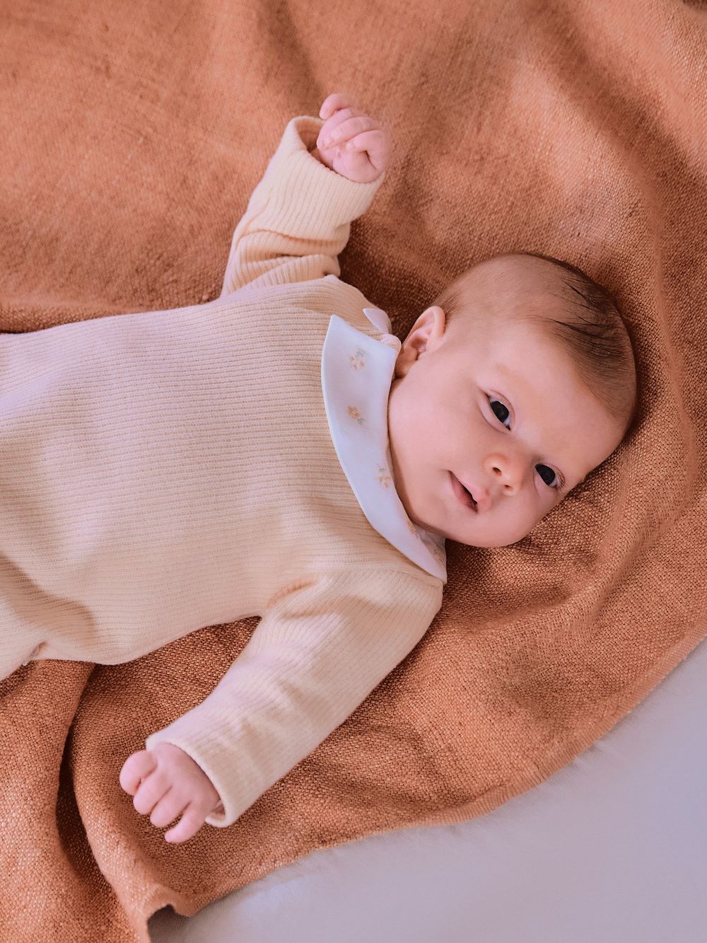 Babygrow algodão orgânico com detalhe bordado na gola - Laranjinha