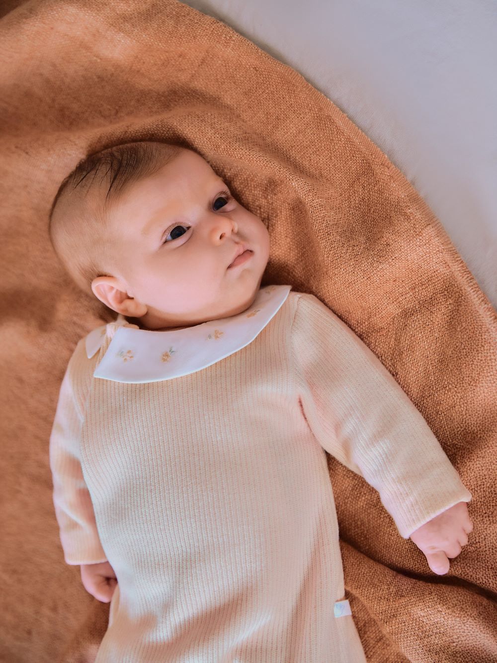 Babygrow algodão orgânico com detalhe bordado na gola - Laranjinha