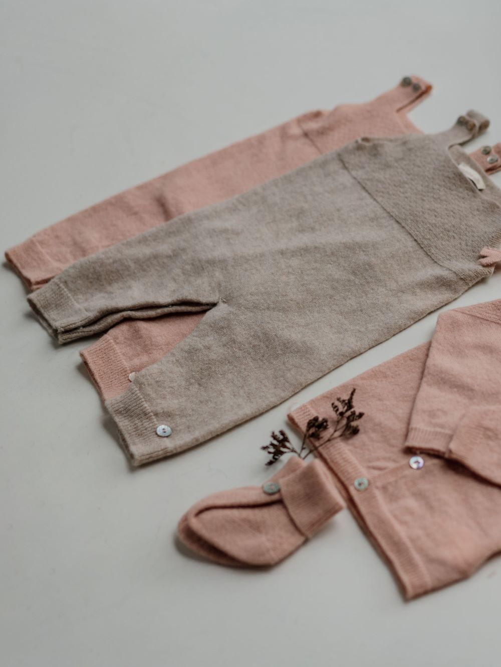 Jardineiras tricotadas em lã merino e caxemira Beije | LITTLE LOVE - Wedoble