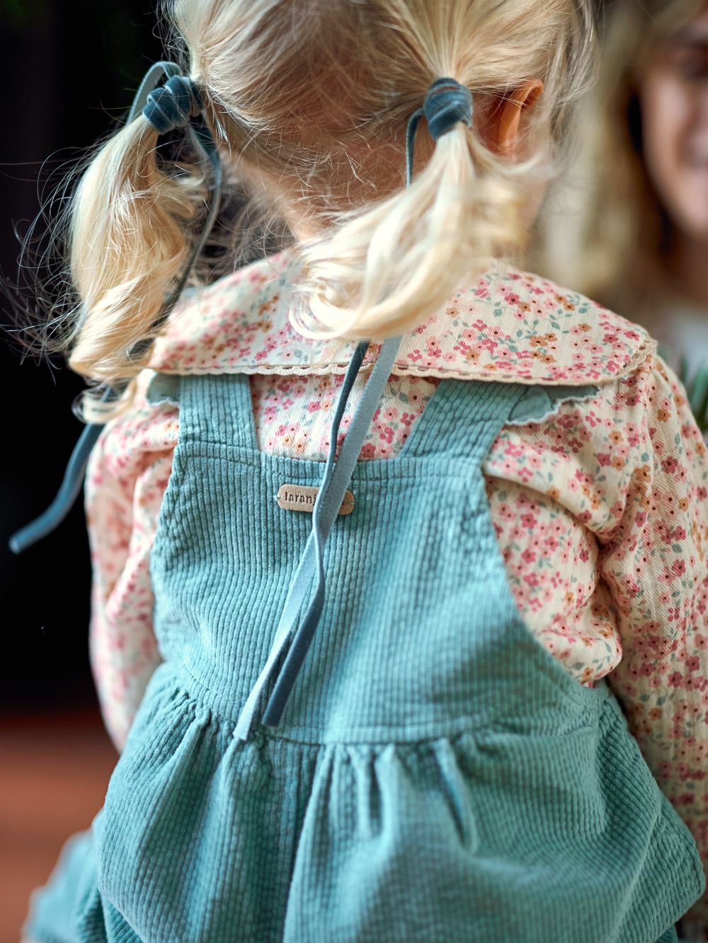 Blusa floral com detalhe de renda na gola - Laranjinha