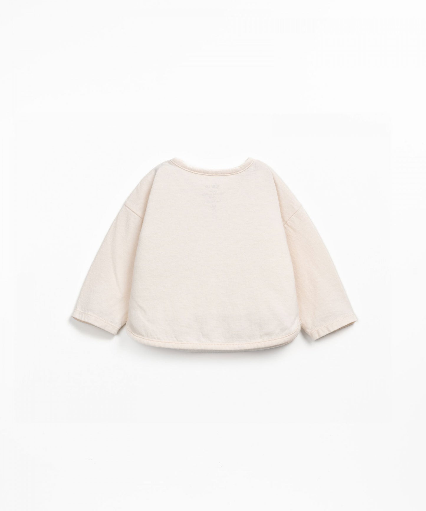 Longsleeve com desenho à frente e abertura no ombro - Play Up
