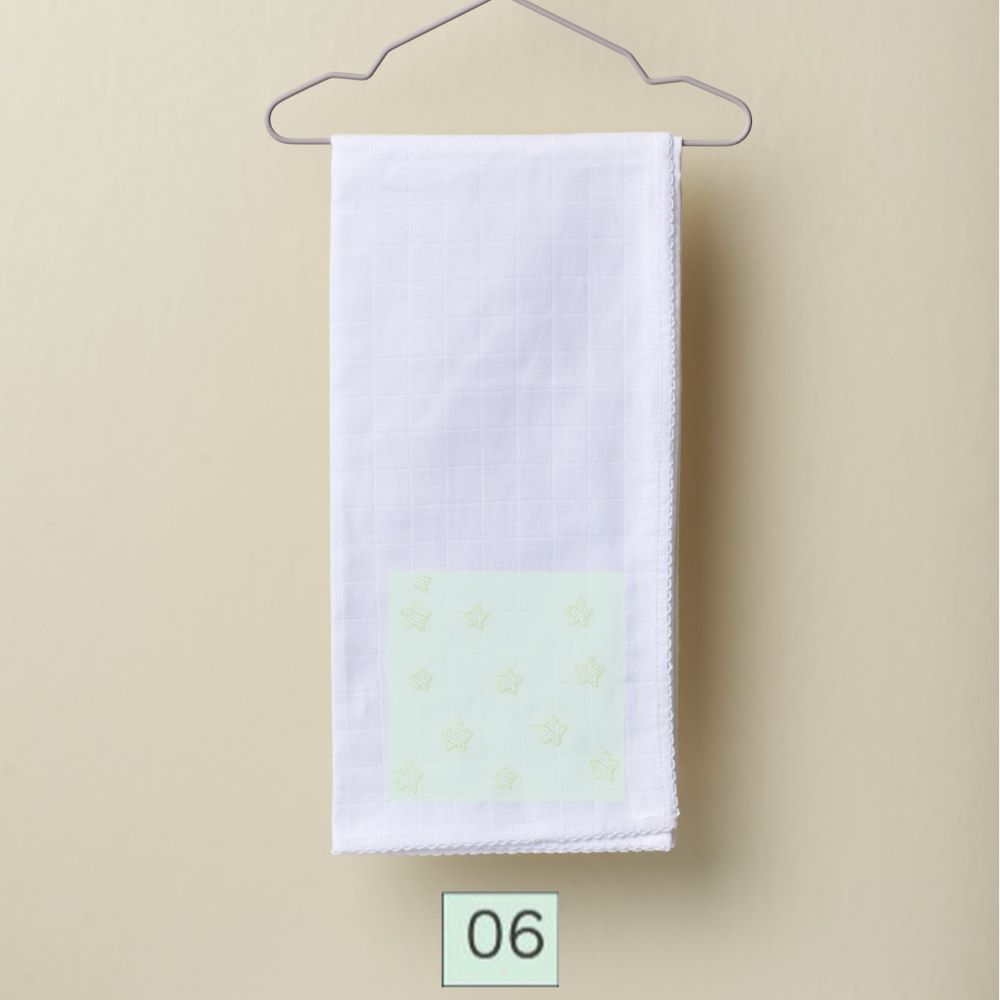 Fralda de pano bordada com pequenas estrelinhas | BOUNDLESS LOVE - Wedoble